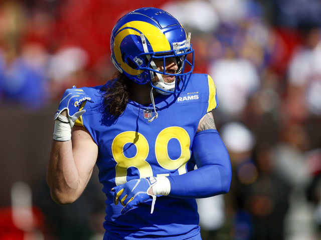 TAMPA, FL - JANUARY 23: Los Angeles Rams tight end Tyler Higbee (89) before the NFC Divisional playoff game between the Los Angeles Rams and the Tampa Bay Buccaneers on January 23, 2022, at Raymond James Stadium in Tampa , FL.