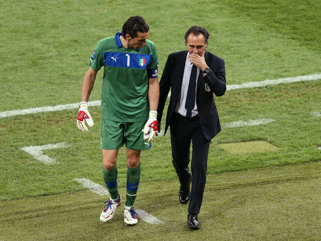 Prandelli defends Buffon as 'keeper splits from wife