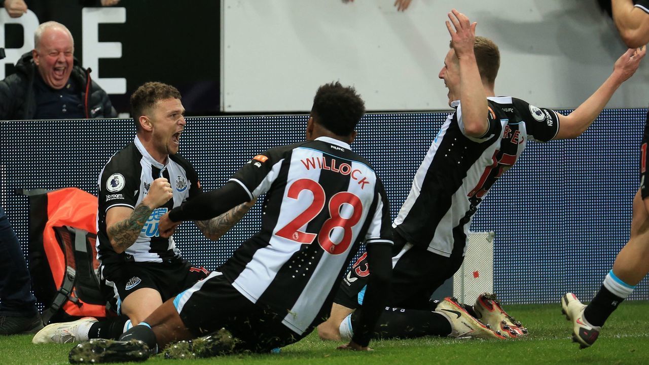 Newcastle United's English defender Kieran Trippier (L) celebrates with teammates after scoring their third goal from a freekick during the English Premier League football match between Newcastle United and Everton at St James' Park in Newcastle-upon-Tyne, north east England on February 8, 2022. - RESTRICTED TO EDITORIAL USE. No use with unauthorized audio, video, data, fixture lists, club/league logos or 'live' services. Online in-match use limited to 120 images. An additional 40 images may be used in extra time. No video emulation. Social media in-match use limited to 120 images. An additional 40 images may be used in extra time. No use in betting publications, games or single club/league/player publications.