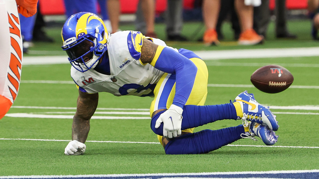 Inglewood, CA - February 13: Los Angeles Rams wide receiver Odell Beckham Jr. (3) falls after injuring his knee in the first half of Super Bowl LVI at SoFi Stadium on Sunday, Feb. 13, 2022 in Inglewood, CA.(Robert Gauthier / Los Angeles Times via Getty Images)