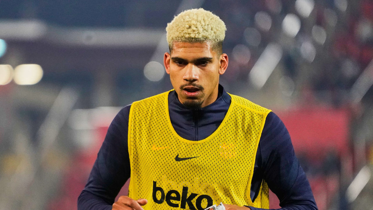 MALLORCA, SPAIN - JANUARY 02: Ronald Araujo of FC Barcelona looks on during the warm up prior the LaLiga Santander match between RCD Mallorca and FC Barcelona at Estadio de Son Moix on January 02, 2022 in Mallorca, Spain.
