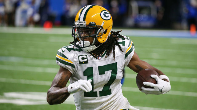 DETROIT, MI - JANUARY 09: Green Bay Packers wide receiver Davante Adams (17) runs with the ball after catching a pass during a regular season NFL game between the Green Bay Packers and the Detroit Lions on January 9, 2022 at Ford Field in Detroit, Michigan.