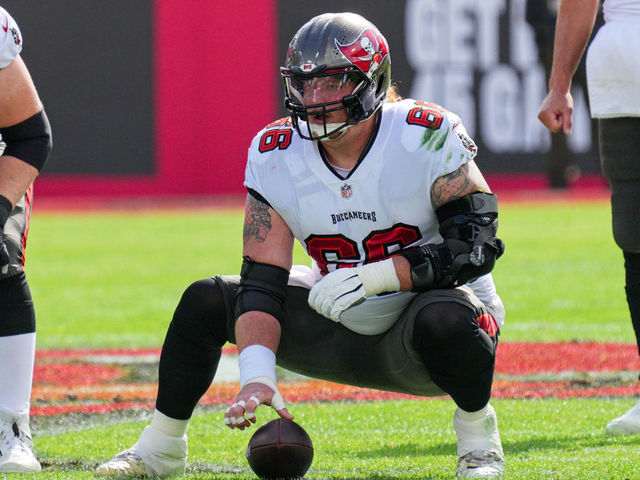 Bucs' Ryan Jensen injures knee in practice, is carted off