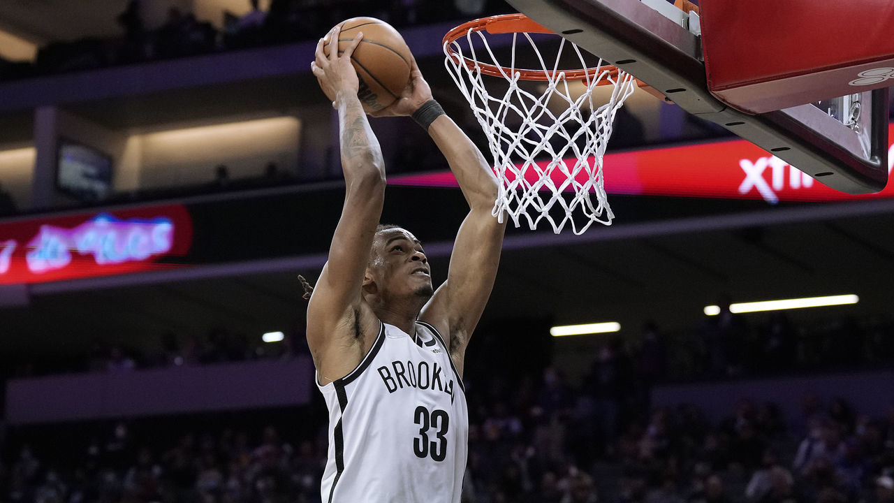 SACRAMENTO, CALIFORNIA - FEBRUARY 02: Nic Claxton #33 of the Brooklyn Nets slam dunks against the Sacramento Kings during the second half of an NBA basketball game at Golden 1 Center on February 02, 2022 in Sacramento, California.