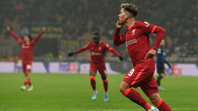 MILAN, ITALY - FEBRUARY 16: ( THE SUN OUT,THE SUN ON SUNDAY OUT )Roberto Firmino of Liverpool celebrates after scoring the first goal during the UEFA Champions League Round Of Sixteen Leg One match between Inter and Liverpool FC at Giuseppe Meazza Stadium on February 16, 2022 in Milan, Italy.