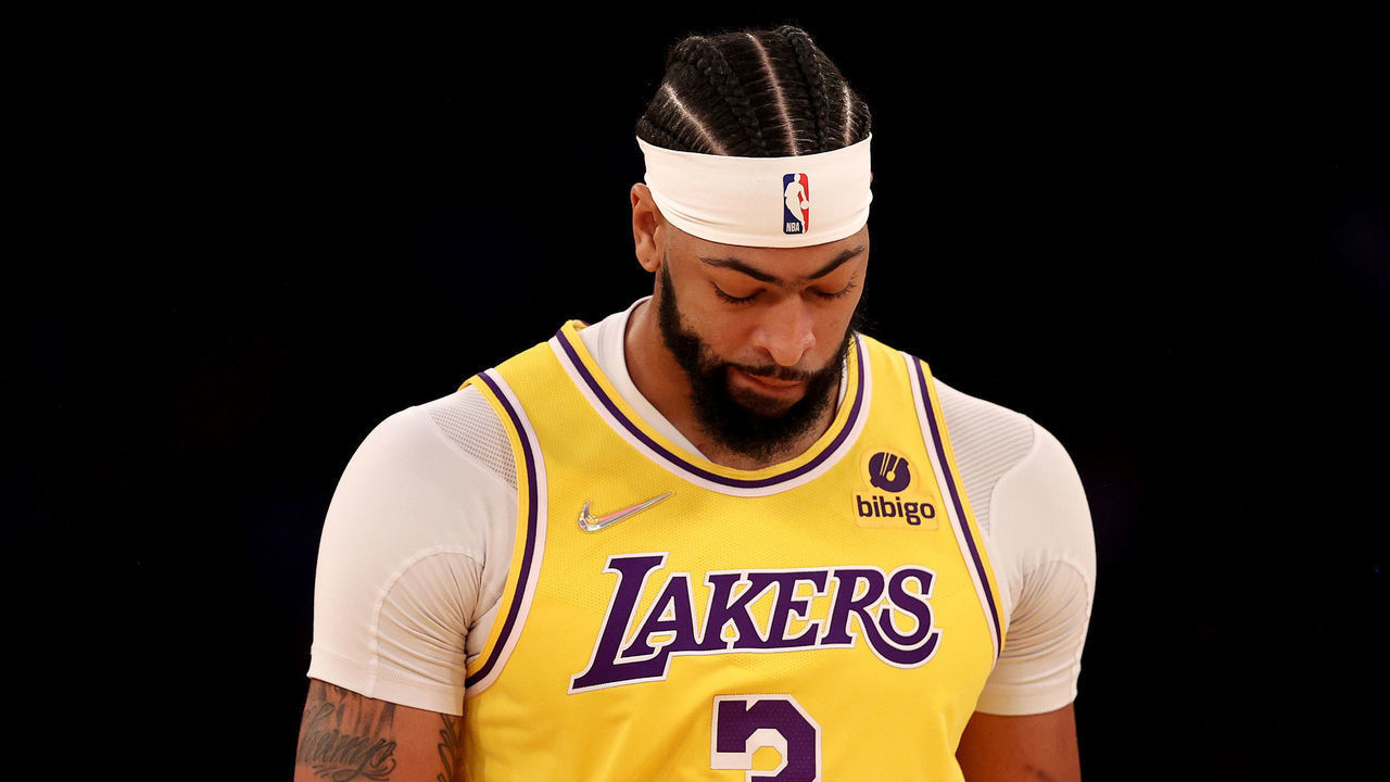 NEW YORK, NEW YORK - NOVEMBER 23: Anthony Davis #3 of the Los Angeles Lakers walks back to the bench in the first half against the New York Knicks at Madison Square Garden on November 23, 2021 in New York City.