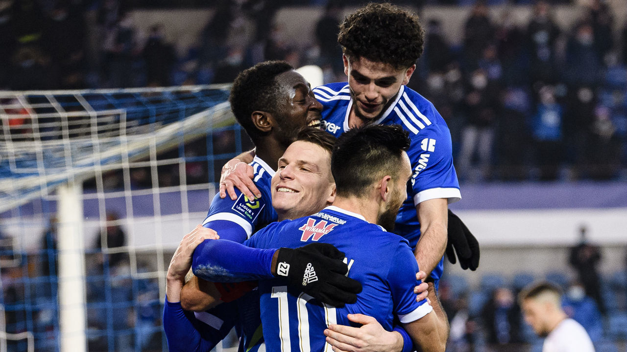 STRASBOURG, FRANCE - JANUARY 16: Kévin Gameiro of RC Strasbourg (C) celebrating his goal with his teammates during the Ligue 1 Uber Eats match between RC Strasbourg and Montpellier HSC at Stade de la Meinau on January 16, 2022 in Strasbourg, France.