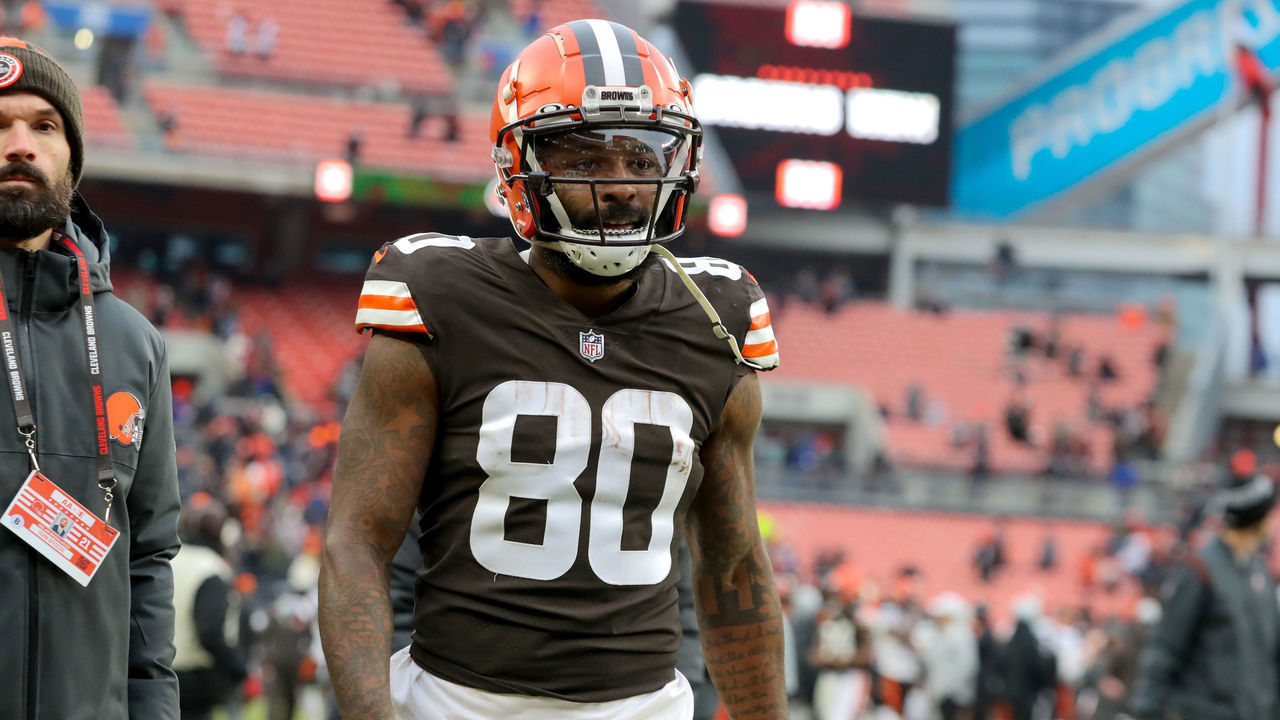 CLEVELAND, OH - JANUARY 09: Cleveland Browns wide receiver Jarvis Landry (80) leaves the field following the National Football League game between the Cincinnati Bengals and Cleveland Browns on January 9, 2022, at FirstEnergy Stadium in Cleveland, OH.