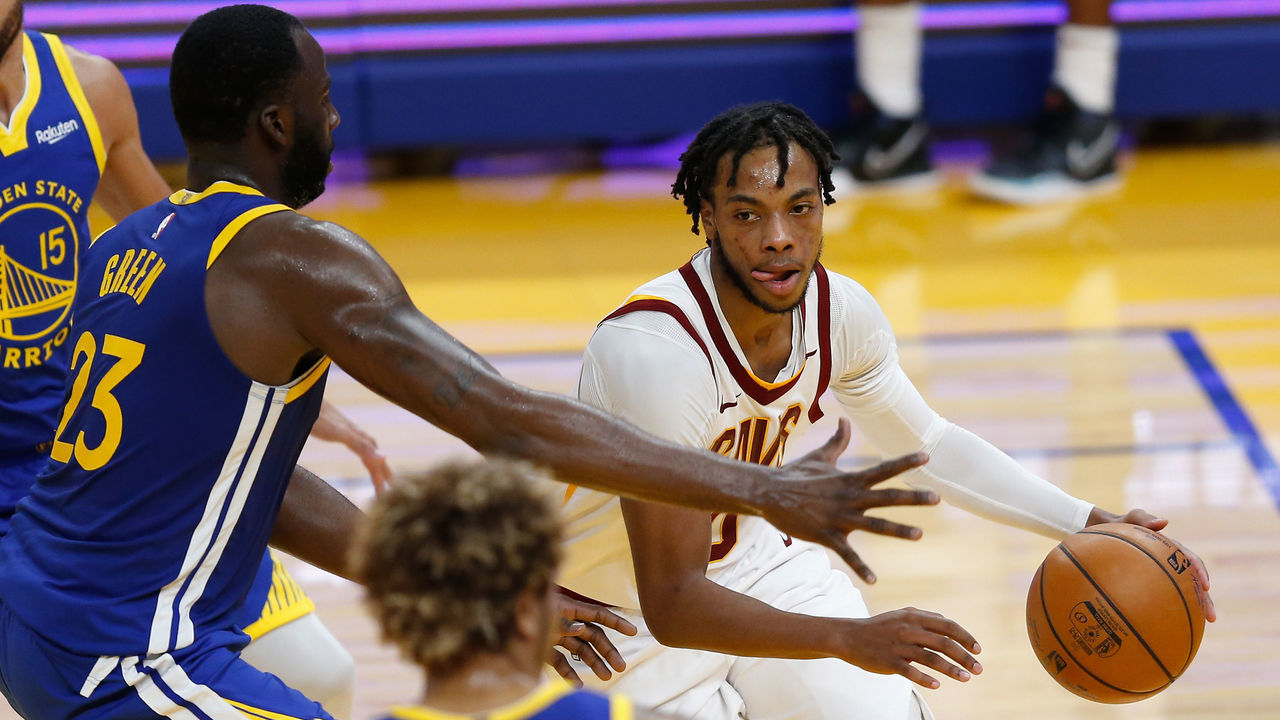 SAN FRANCISCO, CALIFORNIA - FEBRUARY 15: Darius Garland #10 of the Cleveland Cavaliers controls the ball against Draymond Green #23 of the Golden State Warriors in the third quarter at Chase Center on February 15, 2021 in San Francisco, California. NOTE TO USER: User expressly acknowledges and agrees that, by downloading and/or using this photograph, user is consenting to the terms and conditions of the Getty Images License Agreement.