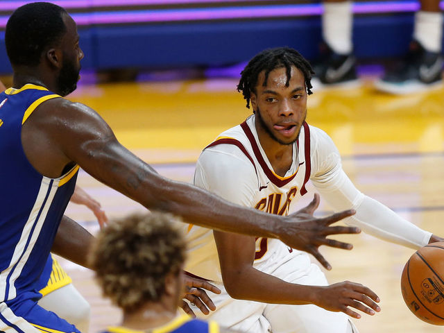 SAN FRANCISCO, CALIFORNIA - FEBRUARY 15: Darius Garland #10 of the Cleveland Cavaliers controls the ball against Draymond Green #23 of the Golden State Warriors in the third quarter at Chase Center on February 15, 2021 in San Francisco, California. NOTE TO USER: User expressly acknowledges and agrees that, by downloading and/or using this photograph, user is consenting to the terms and conditions of the Getty Images License Agreement.