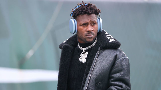 EAST RUTHERFORD, NJ - JANUARY 02: Tampa Bay Buccaneers wide receiver Antonio Brown (81) on the field in a Balenciaga jacket and a diamond Bee necklace prior to the National Football League game between the New York Jets and the Tampa Bay Buccaneers on January 2, 2022 at MetLife Stadium in East Rutherford, NJ.