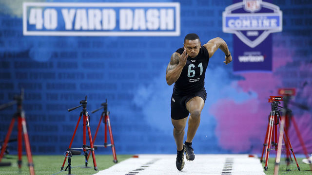 INDIANAPOLIS, IN - MARCH 01: Defensive back Antoine Winfield Jr. of Minnesota runs the 40-yard dash during the NFL Combine at Lucas Oil Stadium on February 29, 2020 in Indianapolis, Indiana.