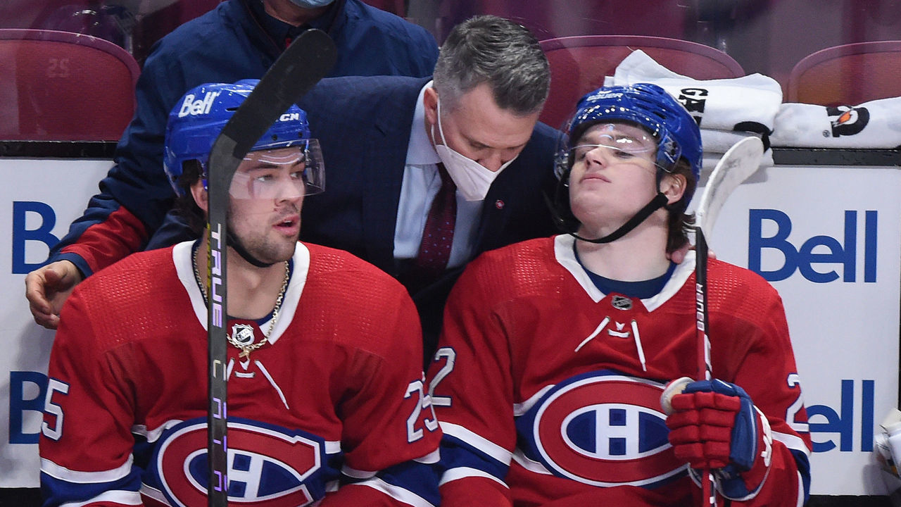 MONTREAL, QC - FEBRUARY 10: Newly appointed interim head coach, Martin St. Louis of the Montreal Canadiens gives instructions to Cole Caufield #22 and Ryan Poehling #25 during the NHL game against the Washington Capitals at the Bell Centre on February 10, 2022 in Montreal, Quebec, Canada.