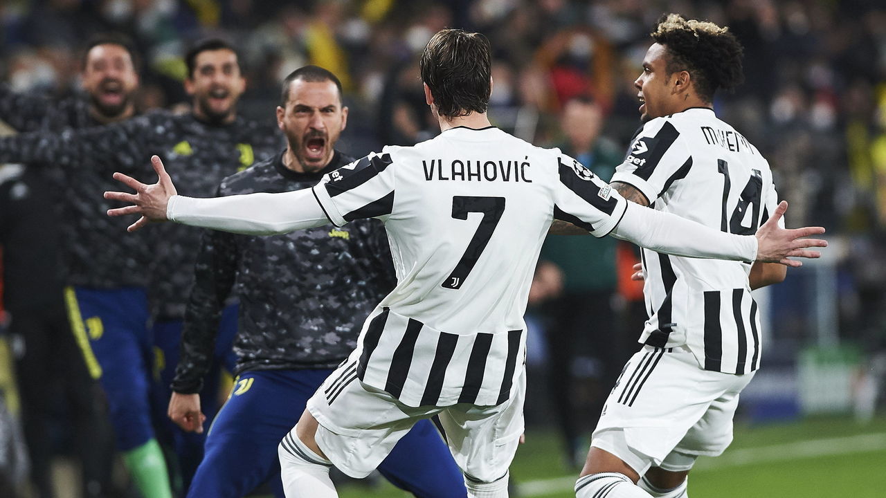 VILLARREAL, SPAIN - FEBRUARY 22: Dusan Vlahovic (of Juventus FC) celebrates after scoring his team's first goal with teammates during the UEFA Champions League Round Of Sixteen Leg One match between Villarreal CF and Juventus at Estadio de la Ceramica on February 22, 2022 in Villarreal, Spain.
