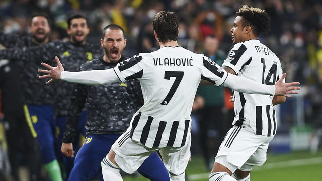 VILLARREAL, SPAIN - FEBRUARY 22: Dusan Vlahovic (of Juventus FC) celebrates after scoring his team's first goal with teammates during the UEFA Champions League Round Of Sixteen Leg One match between Villarreal CF and Juventus at Estadio de la Ceramica on February 22, 2022 in Villarreal, Spain.