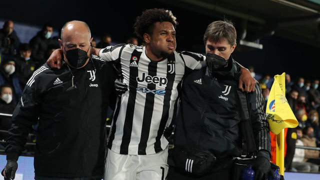 VILLARREAL, SPAIN - FEBRUARY 22: Weston McKennie of Juventus is assisted from the field of play after an injury on a challenge by Pervis Estupinan of Villarreal CF during the UEFA Champions League Round Of Sixteen Leg One match between Villarreal CF and Juventus at Estadio de la Ceramica on February 22, 2022 in Villarreal, Spain.
