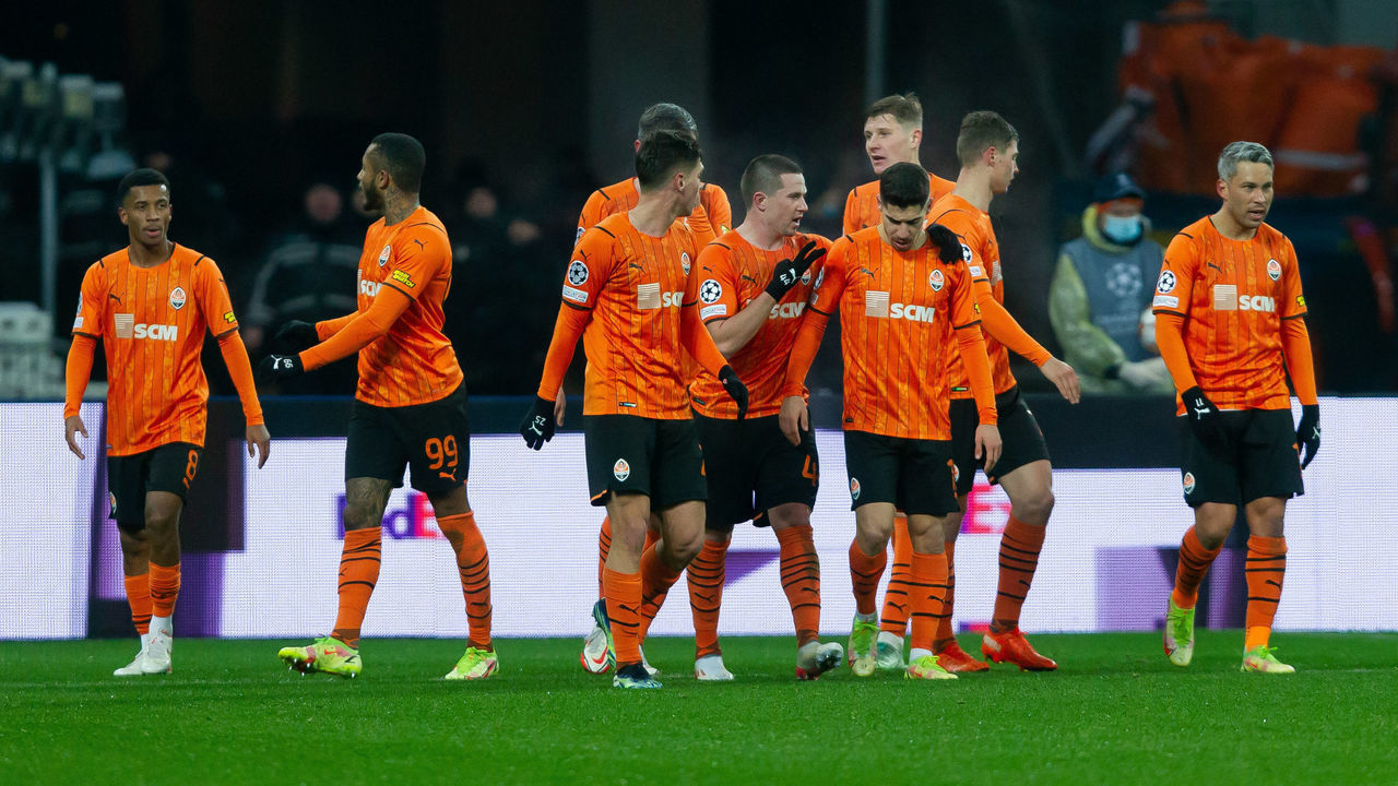 KHARKOV, UKRAINE - DECEMBER 07: (BILD OUT) Fernando of FC Shakhtar Donetsk celebrates after scoring his team's first goal with teammates during the UEFA Champions League group D match between Shakhtar Donetsk and FC Sheriff at Metalist Stadium on December 7, 2021 in Kharkov, Ukraine.
