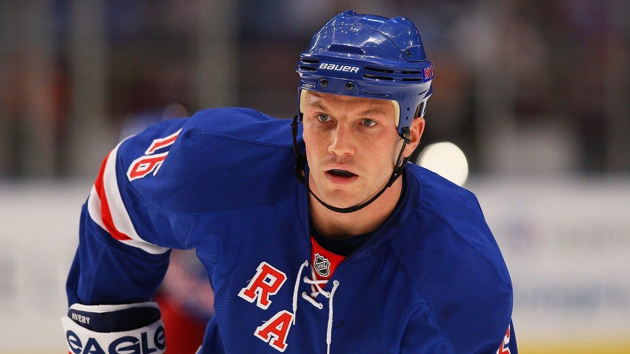 NEW YORK - JANUARY 25: Sean Avery #16 of the New York Rangers skates against the Pittsburgh Penguins skates against on January 25, 2010 at Madison Square Garden in New York City. Penguins defeated the Rangers 4-2.