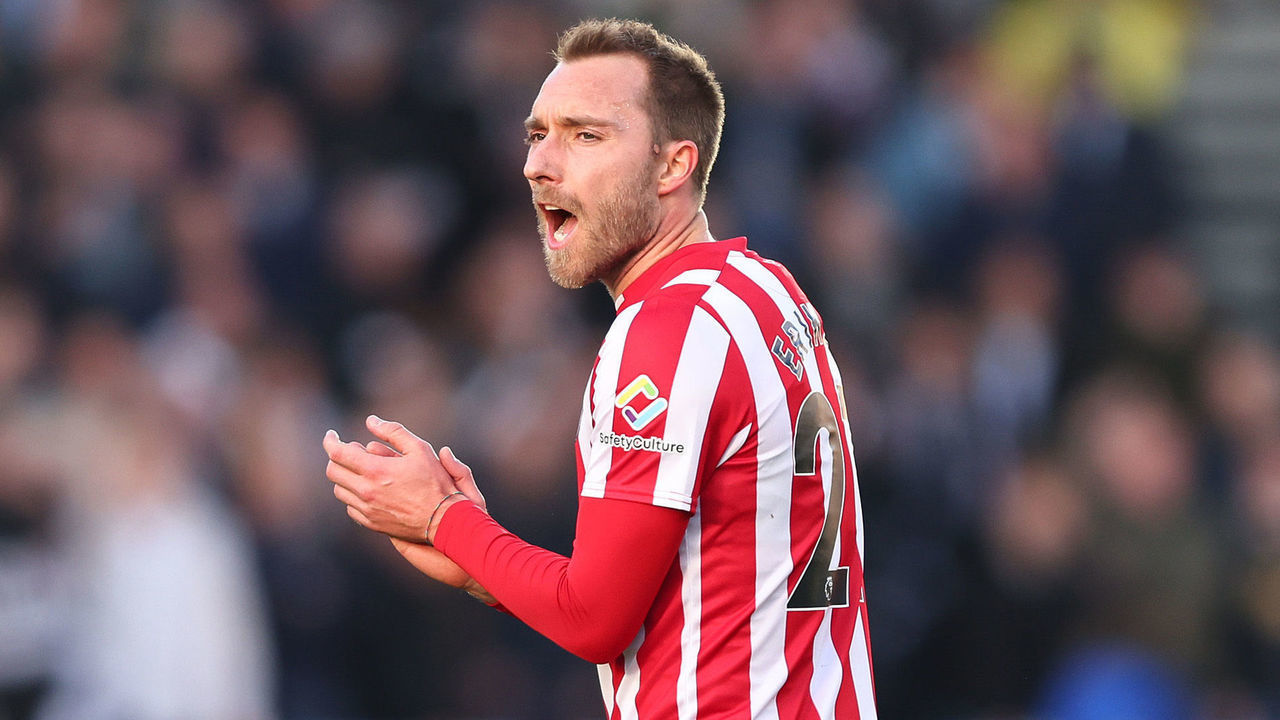BRENTFORD, ENGLAND - FEBRUARY 26: Christian Eriksen of Brentford gives their team instructions during the Premier League match between Brentford and Newcastle United at Brentford Community Stadium on February 26, 2022 in Brentford, England.