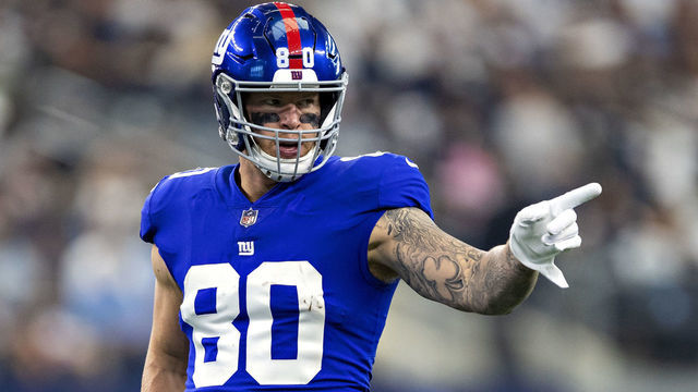 ARLINGTON, TEXAS - OCTOBER 10: Kyle Rudolph #80 of the New York Giants lines up at the line of scrimmage during a game against the Dallas Cowboys at AT&T Stadium on October 10, 2021 in Arlington, Texas. The Cowboys defeated the Giants 44-20.