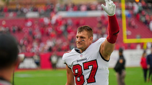 TAMPA, FL - JANUARY 16: Tampa Bay Buccaneers tight end Rob Gronkowski (87) waves to the crowd during the game between the Philadelphia Eagles and the Tampa Bay Buccaneers on January 16, 2022 at Raymond James Stadium in Tampa, FL.