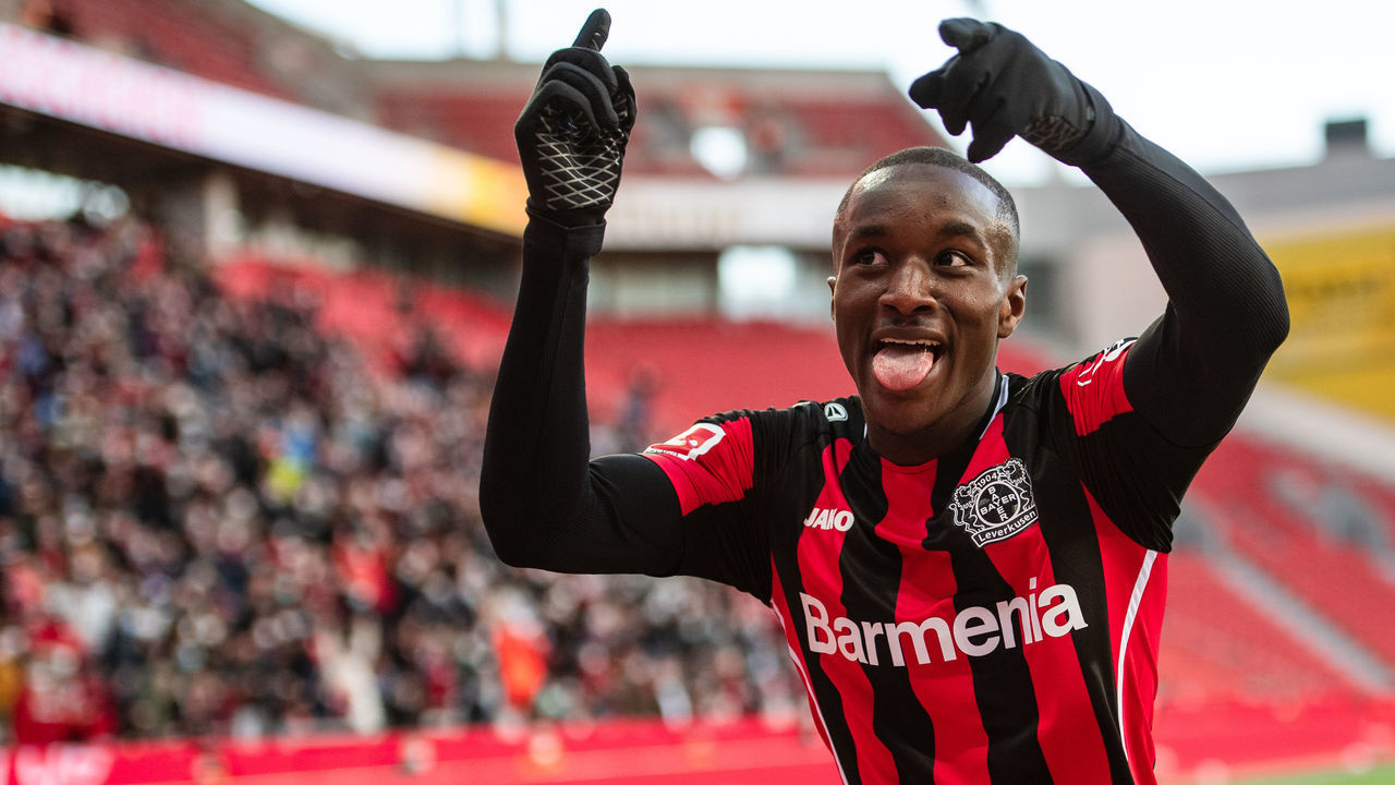 dpatop - 26 February 2022, North Rhine-Westphalia, Leverkusen: Soccer: Bundesliga, Bayer Leverkusen - Arminia Bielefeld, Matchday 24, BayArena. Leverkusen's goal scorer Moussa Diaby celebrates after scoring to make it 3:0. Photo: Marius Becker/dpa - IMPORTANT NOTE: In accordance with the requirements of the DFL Deutsche Fußball Liga and the DFB Deutscher Fußball-Bund, it is prohibited to use or have used photographs taken in the stadium and/or of the match in the form of sequence pictures and/or video-like photo series.