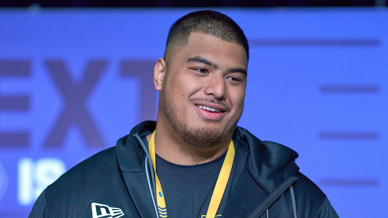 INDIANAPOLIS, IN - MARCH 03: Minnesota offensive lineman Daniel Faalele answers questions from the media during the NFL Scouting Combine on March 3, 2022, at the Indiana Convention Center in Indianapolis, IN.