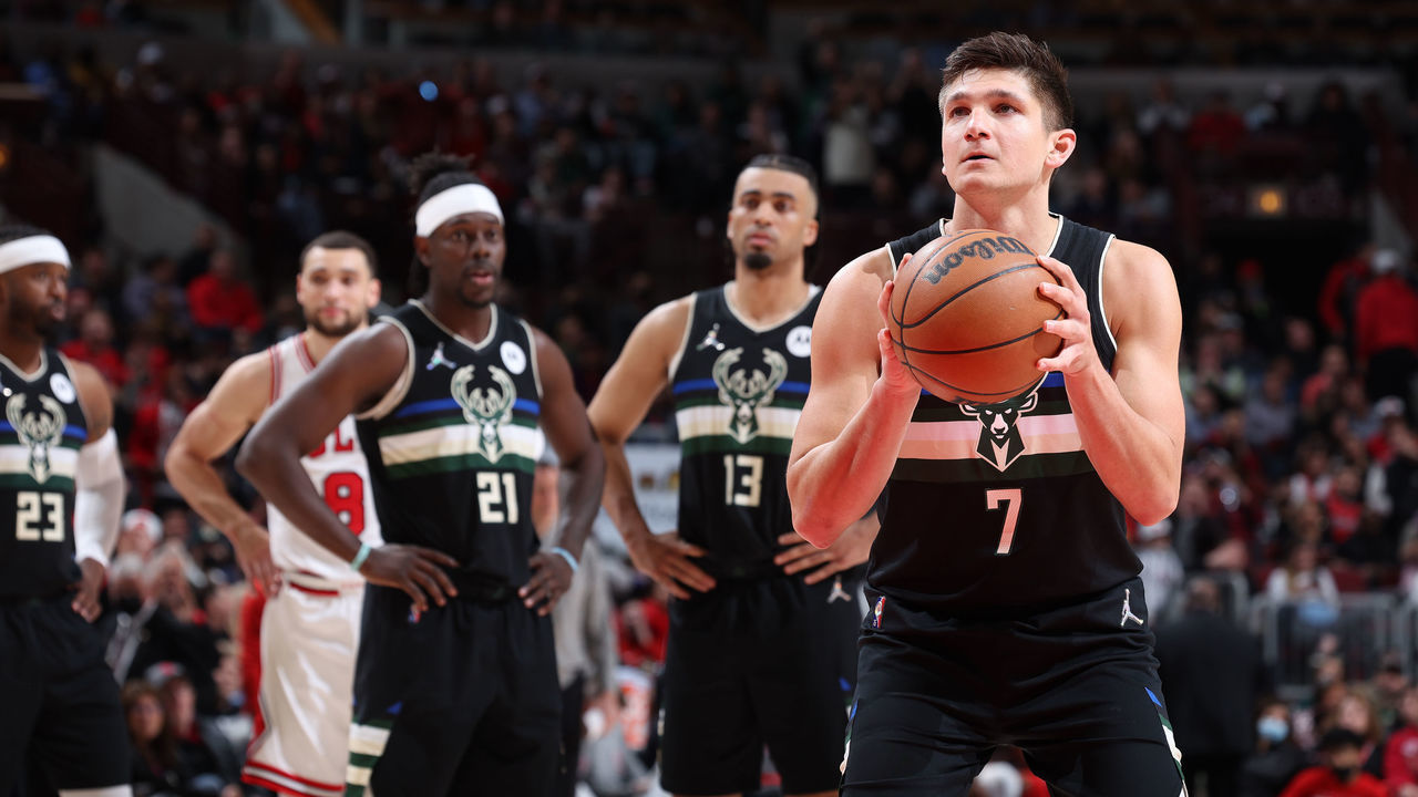 CHICAGO, IL - MARCH 4: Grayson Allen #7 of the Milwaukee Bucks shoots a free throw during the game against the Chicago Bulls on March 4, 2022 at United Center in Chicago, Illinois. Mandatory Copyright Notice: Copyright 2022 NBAE