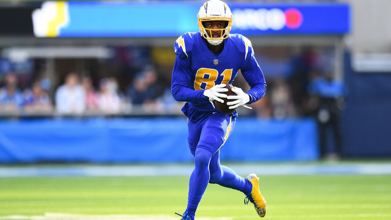 INGLEWOOD, CA - DECEMBER 12: Los Angeles Chargers Wide Receiver Mike Williams (81) runs up field during the NFL game between the New York Giants and the Los Angeles Chargers on December 12, 2021, at SoFi Stadium in Inglewood, CA.