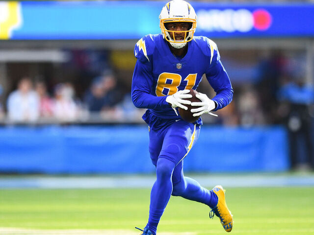INGLEWOOD, CA - DECEMBER 12: Los Angeles Chargers Wide Receiver Mike Williams (81) runs up field during the NFL game between the New York Giants and the Los Angeles Chargers on December 12, 2021, at SoFi Stadium in Inglewood, CA.