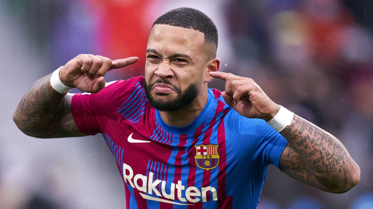 Memphis Depay scores the winner for Barcelona in the 84th minute