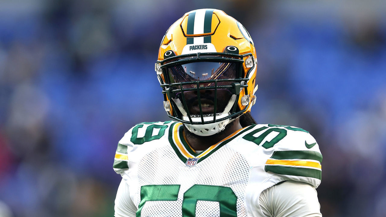 BALTIMORE, MARYLAND - DECEMBER 19: De'Vondre Campbell #59 of the Green Bay Packers warms up before the game against the Baltimore Ravens at M&T Bank Stadium on December 19, 2021 in Baltimore, Maryland.