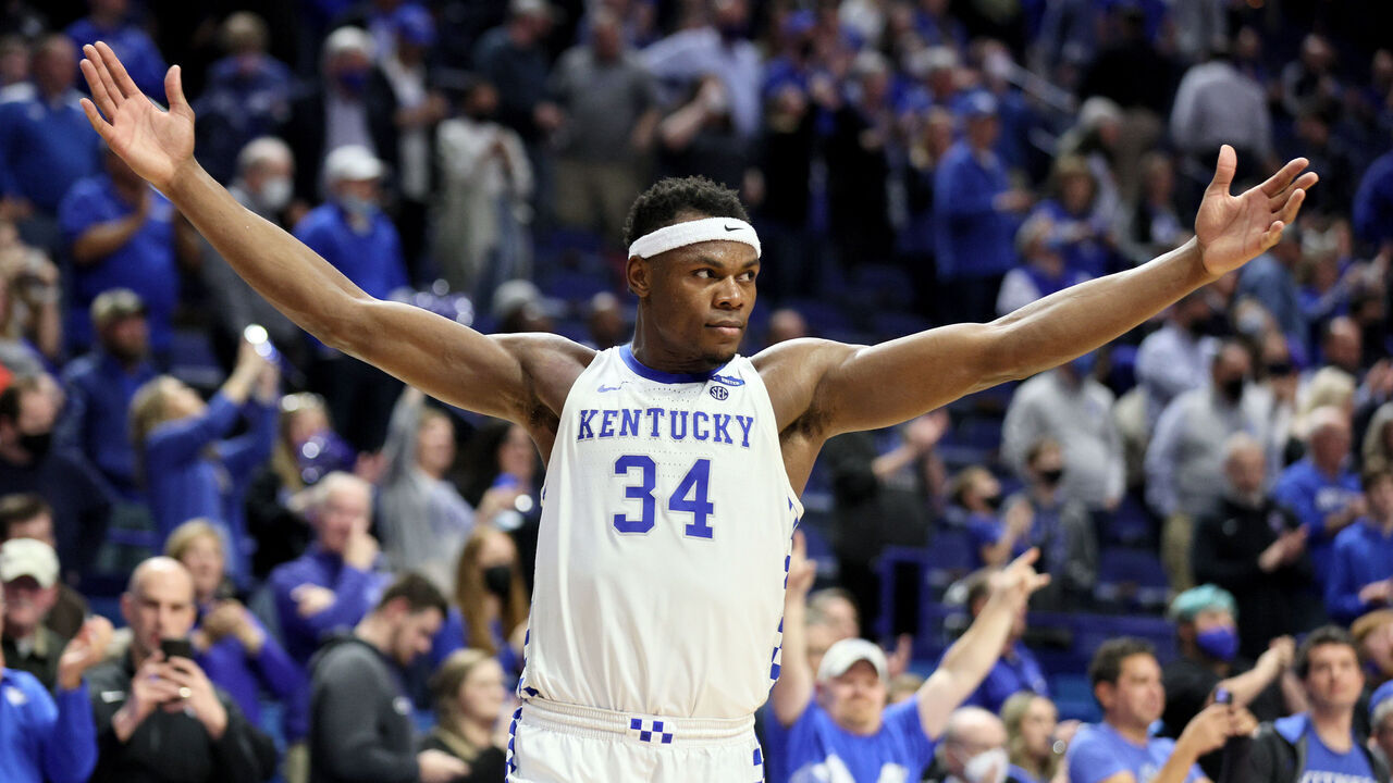 LEXINGTON, KENTUCKY - MARCH 01: Oscar Tshiebwe #34 of the Kentucky Wildcats against the Ole Miss Rebels at Rupp Arena on March 01, 2022 in Lexington, Kentucky.