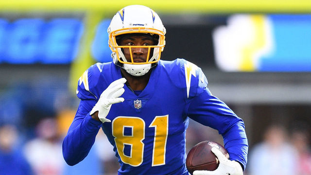 INGLEWOOD, CA - DECEMBER 12: Los Angeles Chargers Wide Receiver Mike Williams (81) runs up field during the NFL game between the New York Giants and the Los Angeles Chargers on December 12, 2021, at SoFi Stadium in Inglewood, CA.