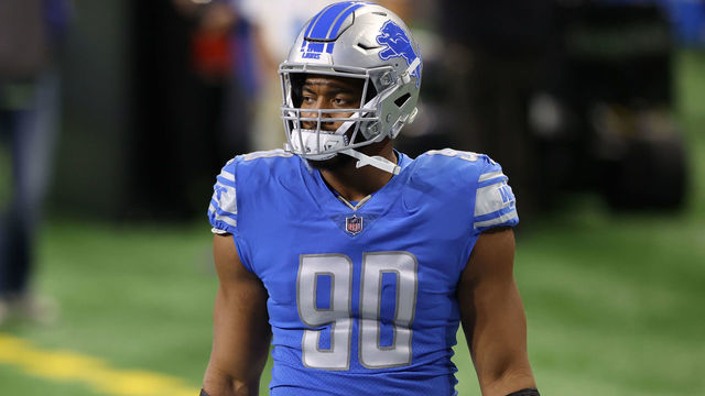 DETROIT, MICHIGAN - NOVEMBER 01: Trey Flowers #90 of the Detroit Lionswarms up prior to the game against the Indianapolis Colts at Ford Field on November 01, 2020 in Detroit, Michigan.