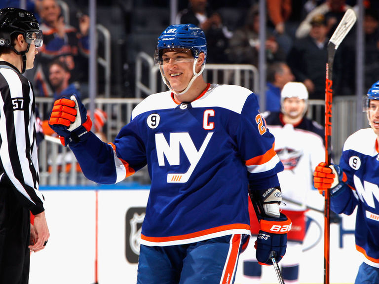 Islanders' Lee wins King Clancy Memorial Trophy | theScore.com