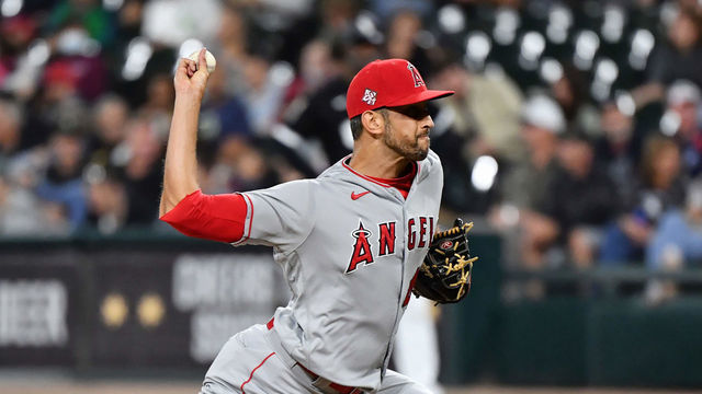 CHICAGO, IL - SEPTEMBER 15: Steve Cishek #40 of the Los Angeles Angels pitches against the Chicago White Sox at Guaranteed Rate Field on September 15, 2021 in Chicago, Illinois.