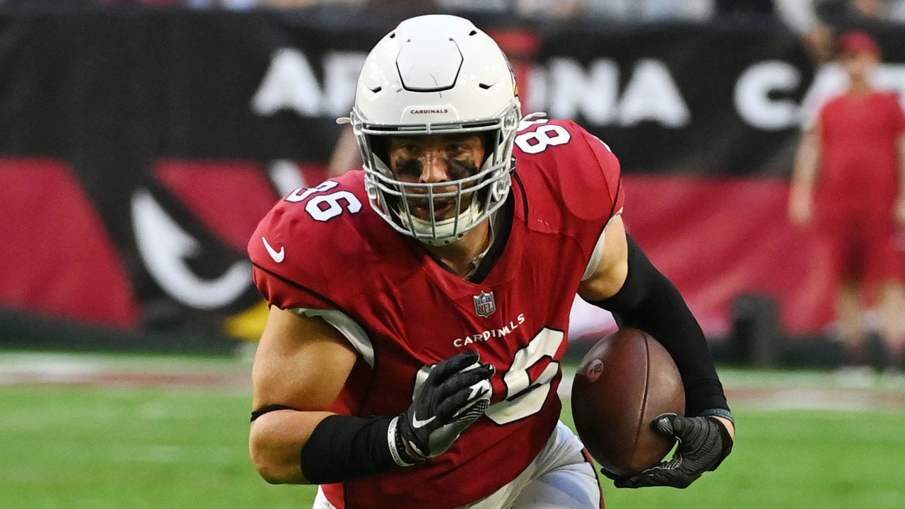 GLENDALE, ARIZONA - JANUARY 09: Zach Ertz #86 of the Arizona Cardinals runs with the ball against the Seattle Seahawks at State Farm Stadium on January 09, 2022 in Glendale, Arizona.