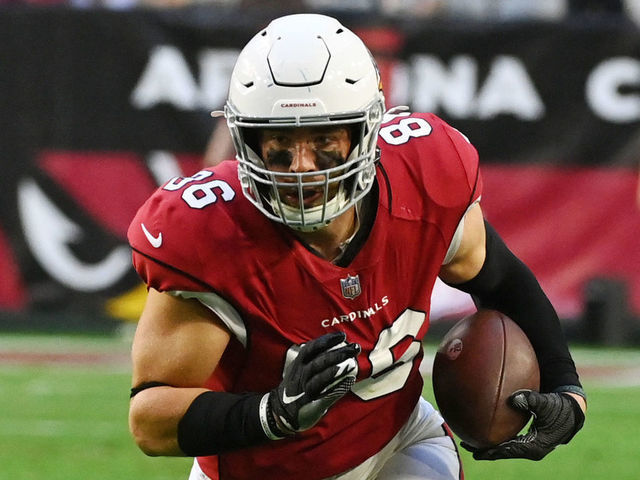 GLENDALE, ARIZONA - JANUARY 09: Zach Ertz #86 of the Arizona Cardinals runs with the ball against the Seattle Seahawks at State Farm Stadium on January 09, 2022 in Glendale, Arizona.