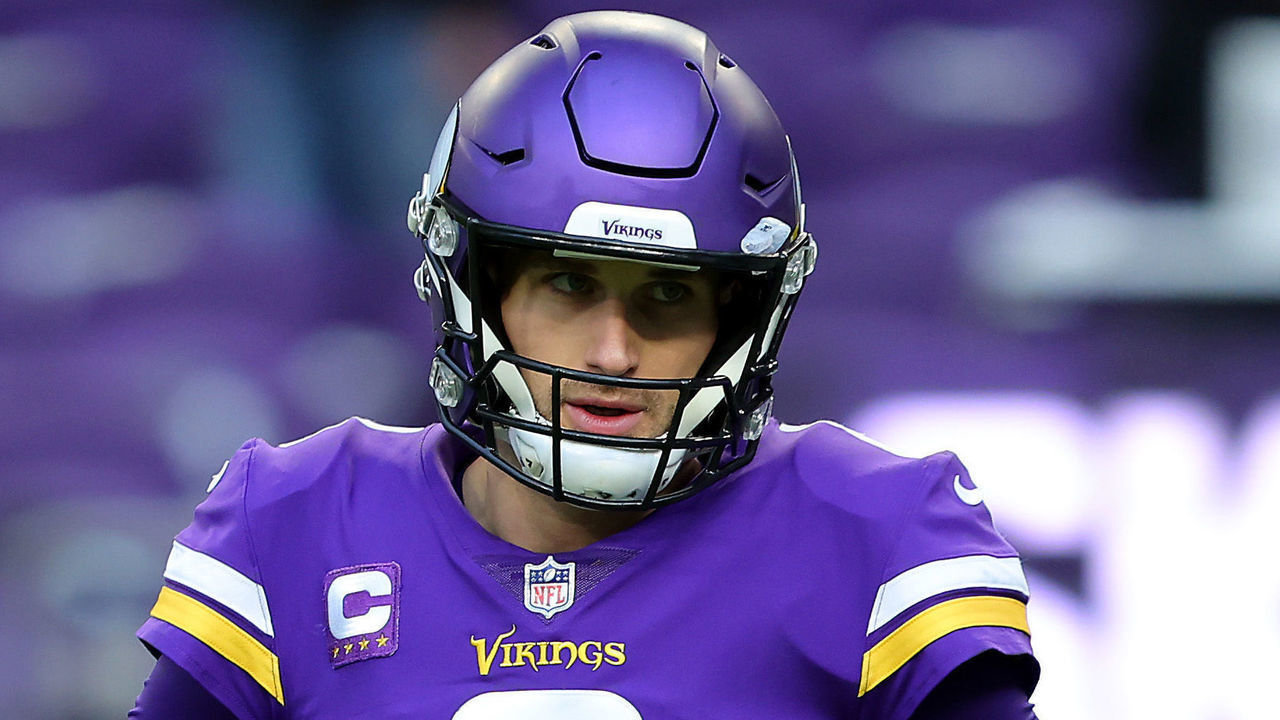 MINNEAPOLIS, MINNESOTA - JANUARY 09: Kirk Cousins #8 of the Minnesota Vikings warms up prior to the game against the Chicago Bears at U.S. Bank Stadium on January 09, 2022 in Minneapolis, Minnesota.