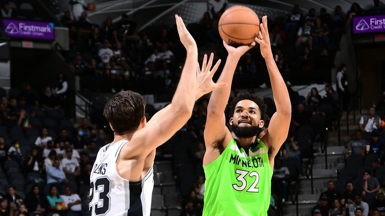 SAN ANTONIO, TX - MARCH 14: Karl-Anthony Towns #32 of the Minnesota Timberwolves shoots a three point basket during the game against the San Antonio Spurs on March 14, 2022 at the AT&T Center in San Antonio, Texas. Mandatory Copyright Notice: Copyright 2022 NBAE (Photos by Michael Gonzales/NBAE via Getty Images)