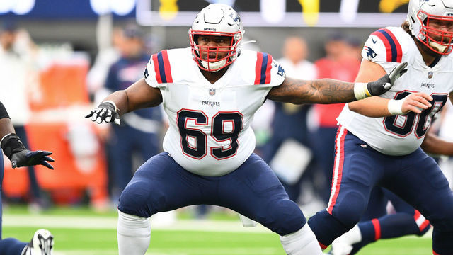 INGLEWOOD, CA - OCTOBER 31: New England Patriots Offensive Guard Shaq Mason (69) blocks during the NFL game between the New England Patriots and the Los Angeles Chargers on October 31, 2021, at SoFi Stadium in Inglewood, CA.