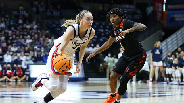 STORRS, CT - MARCH 19: UConn Huskies guard Paige Bueckers (5) drives to the basket against Mercer Bears guard Amoria Neal-Tysor (1) during the first round of the Women's Div 1 NCAA Basketball Championship between Mercer Bears and UConn Huskies on March 19, 2022, at Harry A. Gampel Pavilion in Storrs, CT.