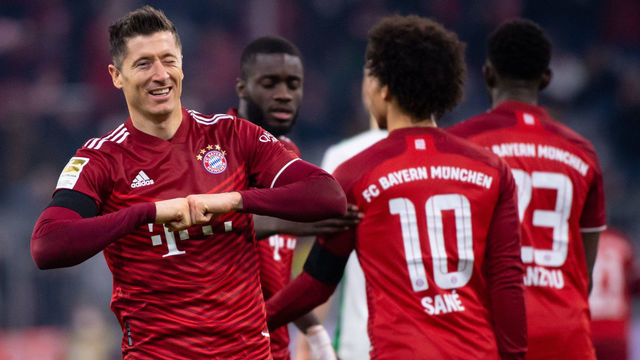 dpatop - 19 March 2022, Bavaria, Munich: Soccer: Bundesliga, FC Bayern Munich - 1. FC Union Berlin, Matchday 27 at Allianz Arena. Robert Lewandowski (l) of Munich celebrates the goal for 4:0. Photo: Sven Hoppe/dpa - IMPORTANT NOTE: In accordance with the requirements of the DFL Deutsche Fußball Liga and the DFB Deutscher Fußball-Bund, it is prohibited to use or have used photographs taken in the stadium and/or of the match in the form of sequence pictures and/or video-like photo series.