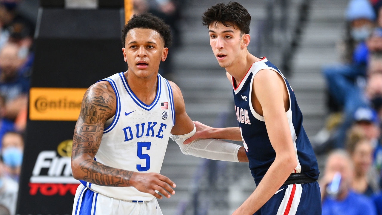 LAS VEGAS, NV - NOVEMBER 26: Duke Blue Devils forward Paolo Banchero (5) guards Gonzaga forward Chet Holmgren (34) during the Continental Tire Challenge college basketball game between the Duke Blue Devils and the Gonzaga Bulldogs on November 26, 2021, at the T-Mobile Arena in Las Vegas, NV.