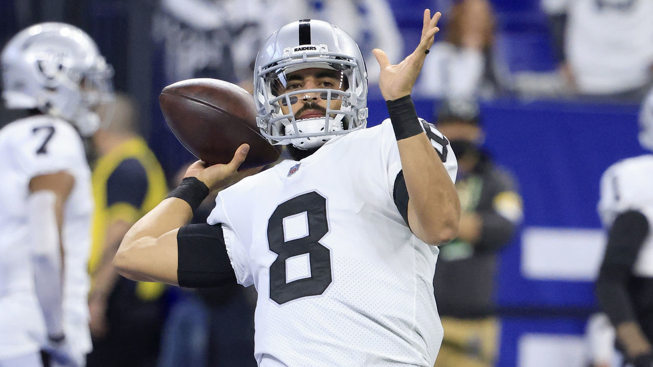 INDIANAPOLIS, INDIANA - JANUARY 02: Marcus Mariota #8 of the Las Vegas Raiders warms up before the game against the Indianapolis Colts at Lucas Oil Stadium on January 02, 2022 in Indianapolis, Indiana.