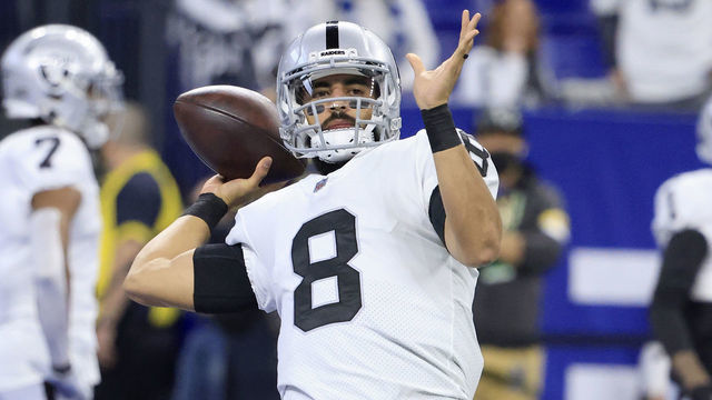INDIANAPOLIS, INDIANA - JANUARY 02: Marcus Mariota #8 of the Las Vegas Raiders warms up before the game against the Indianapolis Colts at Lucas Oil Stadium on January 02, 2022 in Indianapolis, Indiana.