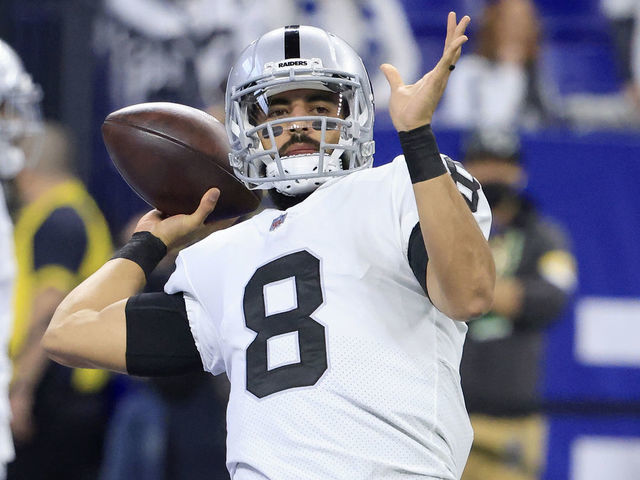 INDIANAPOLIS, INDIANA - JANUARY 02: Marcus Mariota #8 of the Las Vegas Raiders warms up before the game against the Indianapolis Colts at Lucas Oil Stadium on January 02, 2022 in Indianapolis, Indiana.