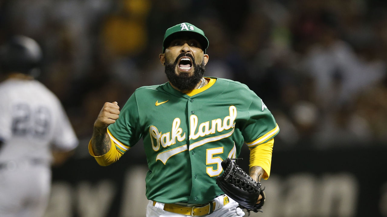 Mariners release Sergio Romo