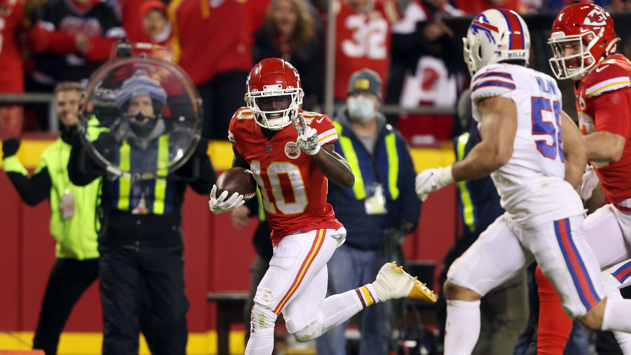 Bills' Stefon Diggs reacts to Tyreek Hill trade to Dolphins: 'The hell  going on' 